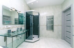 Two bedrooms. Lux. 44 Shota Rustaveli str. Centre - 3214 | Bad | Hårføner, tøfler, håndklær og såpe