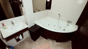 Two bedrooms. 32a Esplanadna str. Centre of Kiev - 3012 | Bathroom | Hair dryer, slippers, towels, soap - Kyiv Rent Apartments (Kyiv)