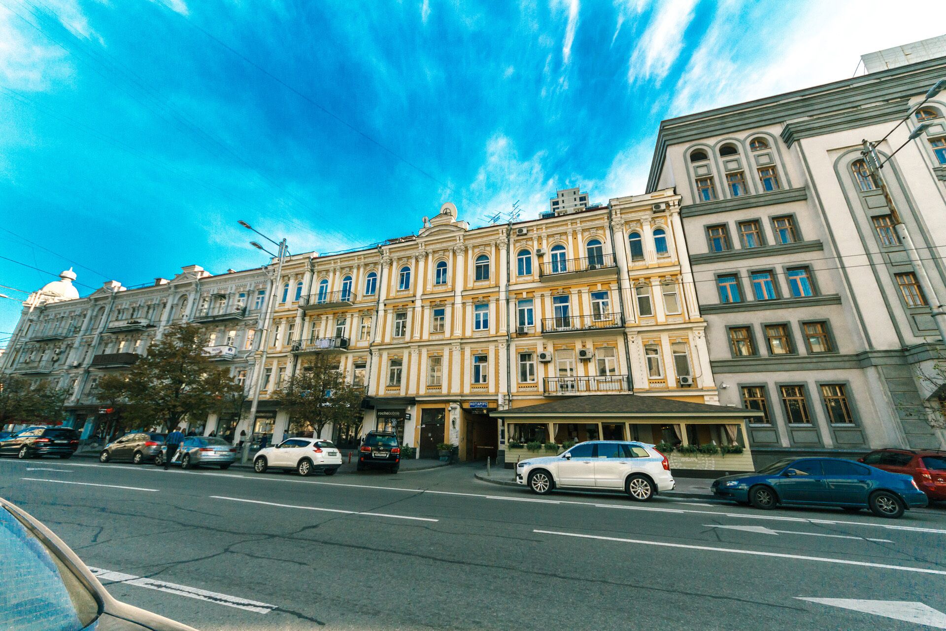Um edifício de vários andares com arquitetura clássica, apresentando fachadas ornamentadas e janelas amplas.