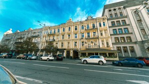 Ein mehrstöckiges Gebäude mit klassischer Architektur, das mit aufwendigen Fassaden und großen Fenstern überzeugt.