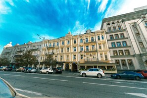 Three bedroom. 7 Zhylyanska St. Olympic stadium - 4025 | Premium bedding, down comforters, iron/ironing board, free WiFi - Kyiv Rent Apartments (Kyiv)