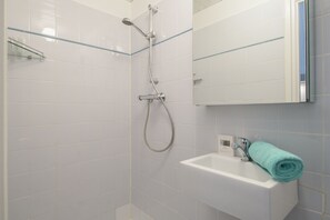 Douche, serviettes fournies, shampoing, papier toilette