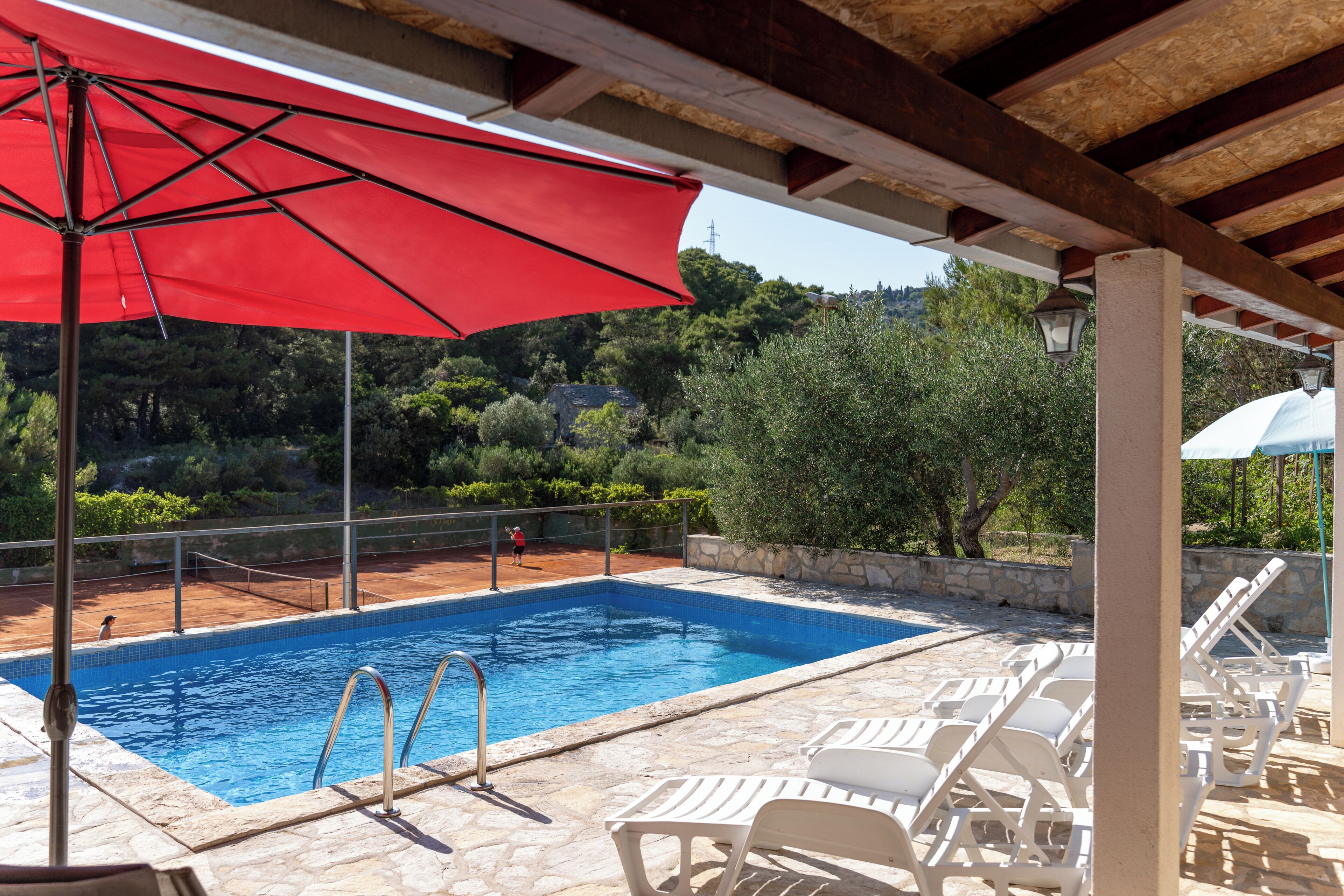 Una piscina al aire libre de temporada
