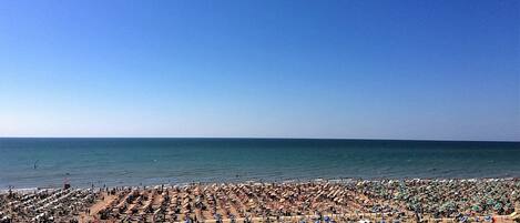 Una spiaggia nelle vicinanze, sabbia bianca