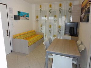 Apartment, 1 Schlafzimmer (A80049) | Wohnbereich | 19-Zoll-Flachbildfernseher mit Digitalempfang, Fernseher