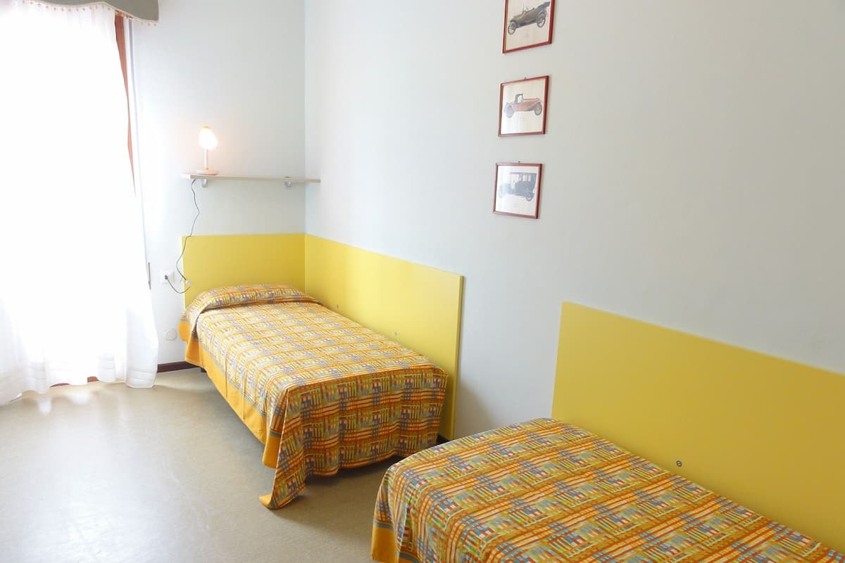 2 bedrooms, cots/infant beds