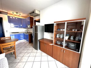 Apartment, 2 Schlafzimmer (A90277) | Wohnbereich | 22-Zoll-Flachbildfernseher mit Satellitenempfang, Fernseher