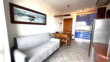 Appartement, 2 chambres (A90277) | Coin séjour | Télévision à écran plat de 22 pouces avec chaßnes par satellite