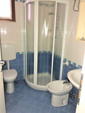 Appartement, 2 chambres (C40025) | Salle de bain | Douche, bidet