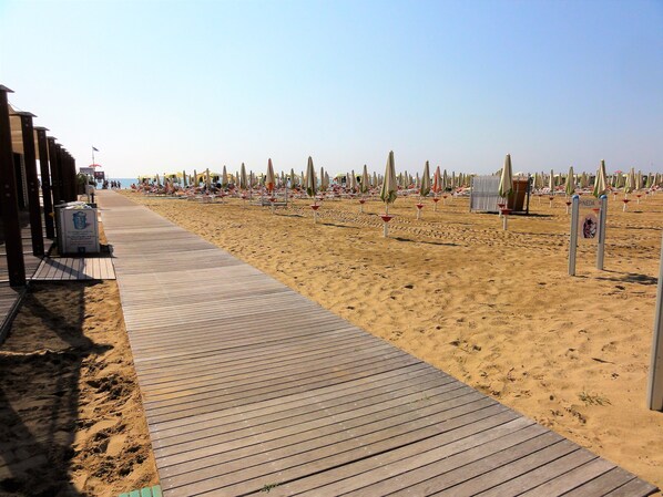 Gần bãi biển, cát trắng