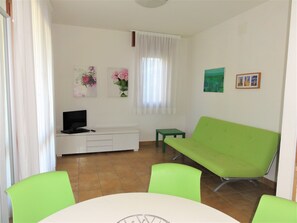 Apartment, 2 Bedrooms (C40025) | Living room