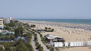 Pantai di sekitar dan pasir putih