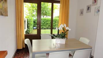 Apartemen, 2 kamar tidur (B20071) | Makan di kamar