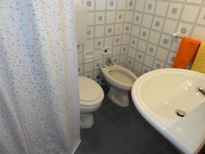 Appartement, 2 chambres (B20048) | Salle de bain | Douche, bidet