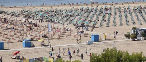 Una playa cerca, arena blanca