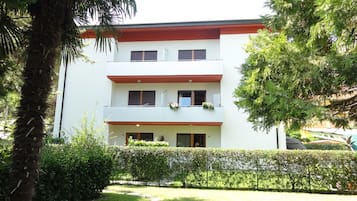 2 makuuhuonetta, tallelokero huoneessa, vauvansängyt