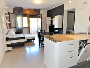 Superior-Apartment, 2 Schlafzimmer | Wohnbereich | 19-Zoll-Flachbildfernseher mit Satellitenempfang, Fernseher
