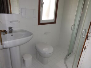 Appartement, 1 chambre (B30455) | Salle de bain | Douche, bidet, serviettes fournies