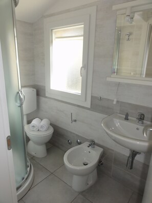 Apartamento, 2 quartos (B30091) | Banheiro | Chuveiro, bidê, toalhas de banho 