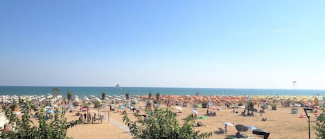 Nära stranden och vit sandstrand