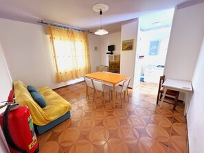 Appartamento, 2 camere da letto (B40023) | Living area | 19-inch flat-screen TV with satellite channels, TV