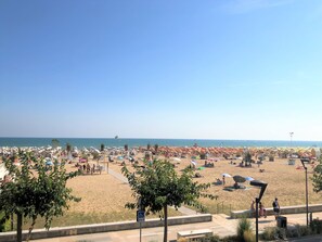 In Strandnähe, weißer Sandstrand