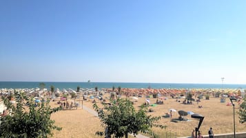 Una playa cerca, arena blanca