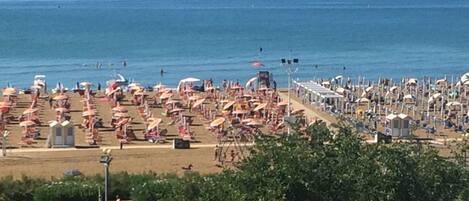 In Strandnähe, weißer Sandstrand