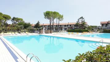 Hồ bơi ngoài trời phục vụ theo mùa, ghế dài tắm nắng