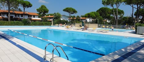 Piscina stagionale all'aperto, lettini