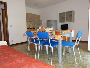 Apartment, 2 Bedrooms (C30294) | In-room dining