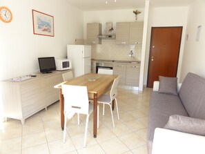 Appartement, 1 chambre (Via Lira 62 C30048) | Cuisinette privée | Réfrigérateur grande capacité avec congélateur, four à micro-ondes