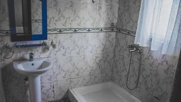 Deluxe Room | Bathroom | Combined shower/tub, rainfall showerhead, towels, soap