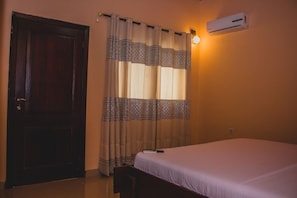 Cortinas blackout, tabla de planchar con plancha y wifi gratis 