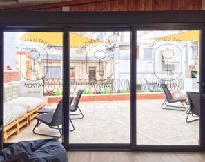 Porch - Hostal Número Trece - Adults Only - Hostel (Alicante)