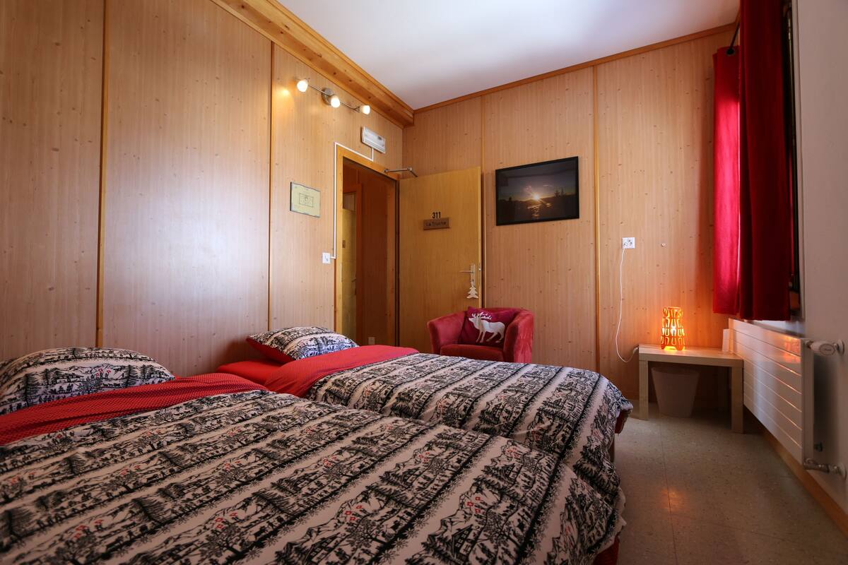 Zweibettzimmer, Gemeinschaftsbad | 4 Schlafzimmer, kostenloses WLAN