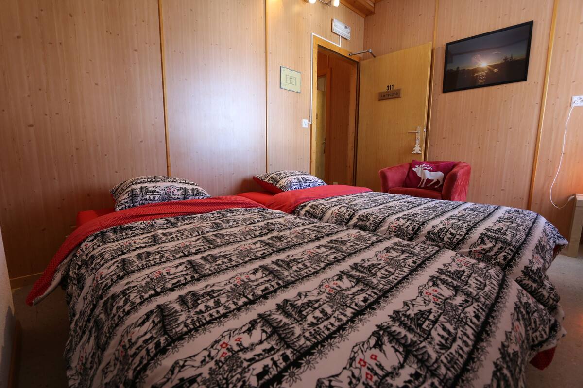 Zweibettzimmer, Gemeinschaftsbad | 4 Schlafzimmer, kostenloses WLAN