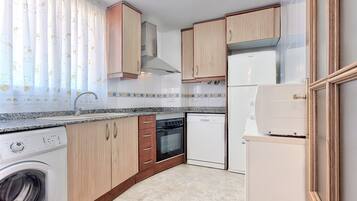 Geladeira, micro-ondas, fogão, lava-louças