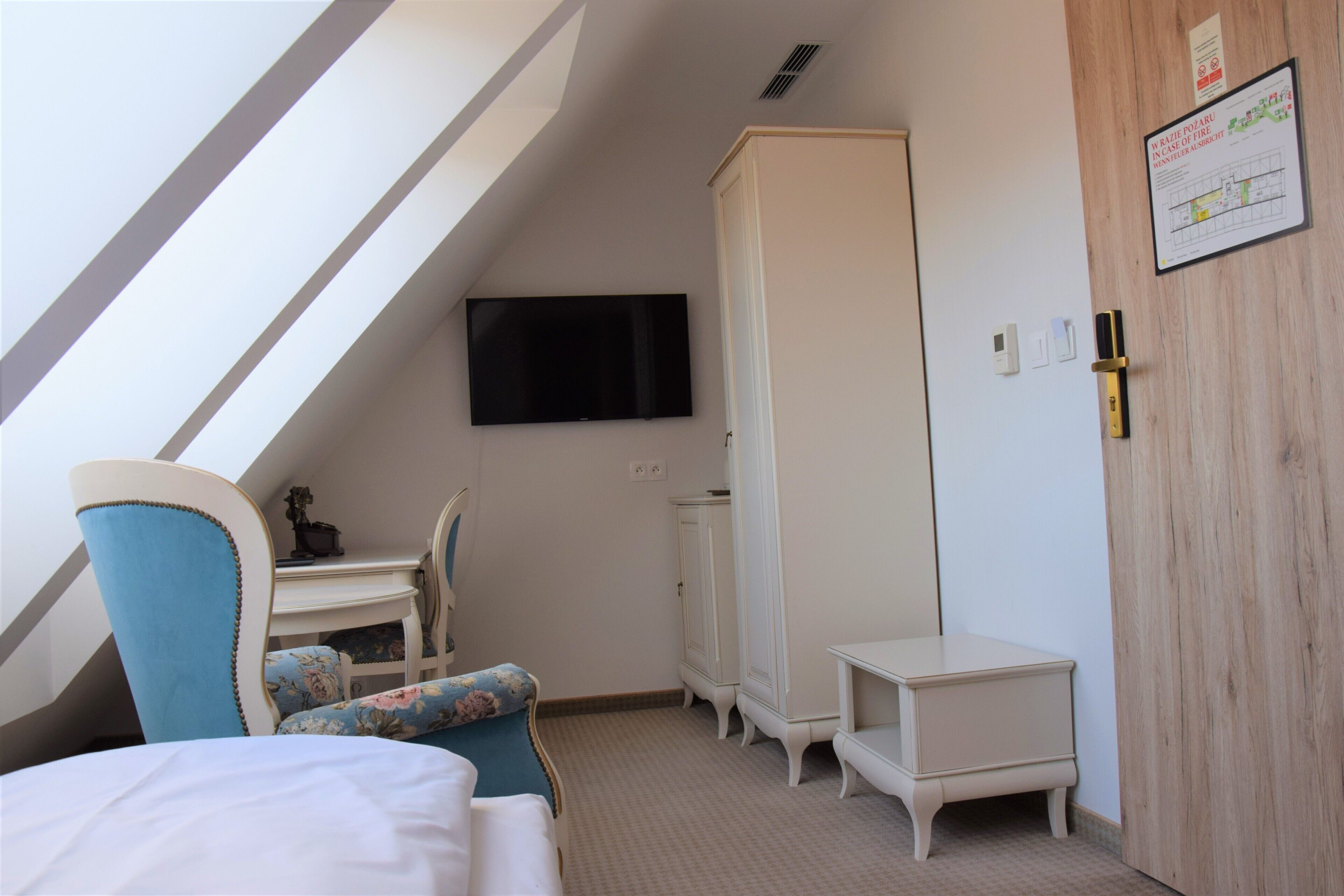 Minibar, coffres-forts dans les chambres, bureau