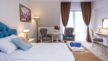 Dobbelt- eller tomannsrom – deluxe | Minibar, safe på rommet, skrivebord og skrivebord for bærbar PC