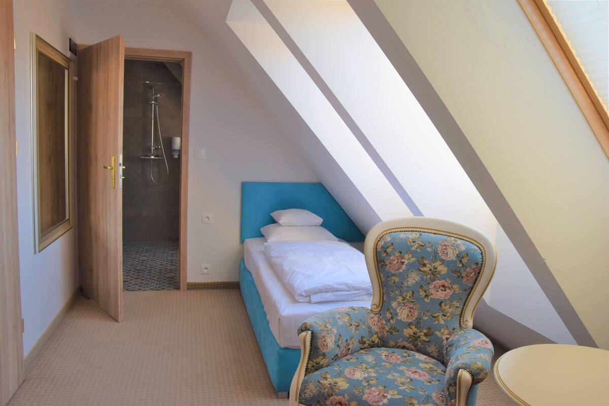 Panorama eenpersoonskamer | Een minibar, een kluis op de kamer, een bureau, een laptopwerkplek