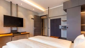 Studio Suite | Hypo-allergenic bedding, in-room safe, desk, blackout curtains