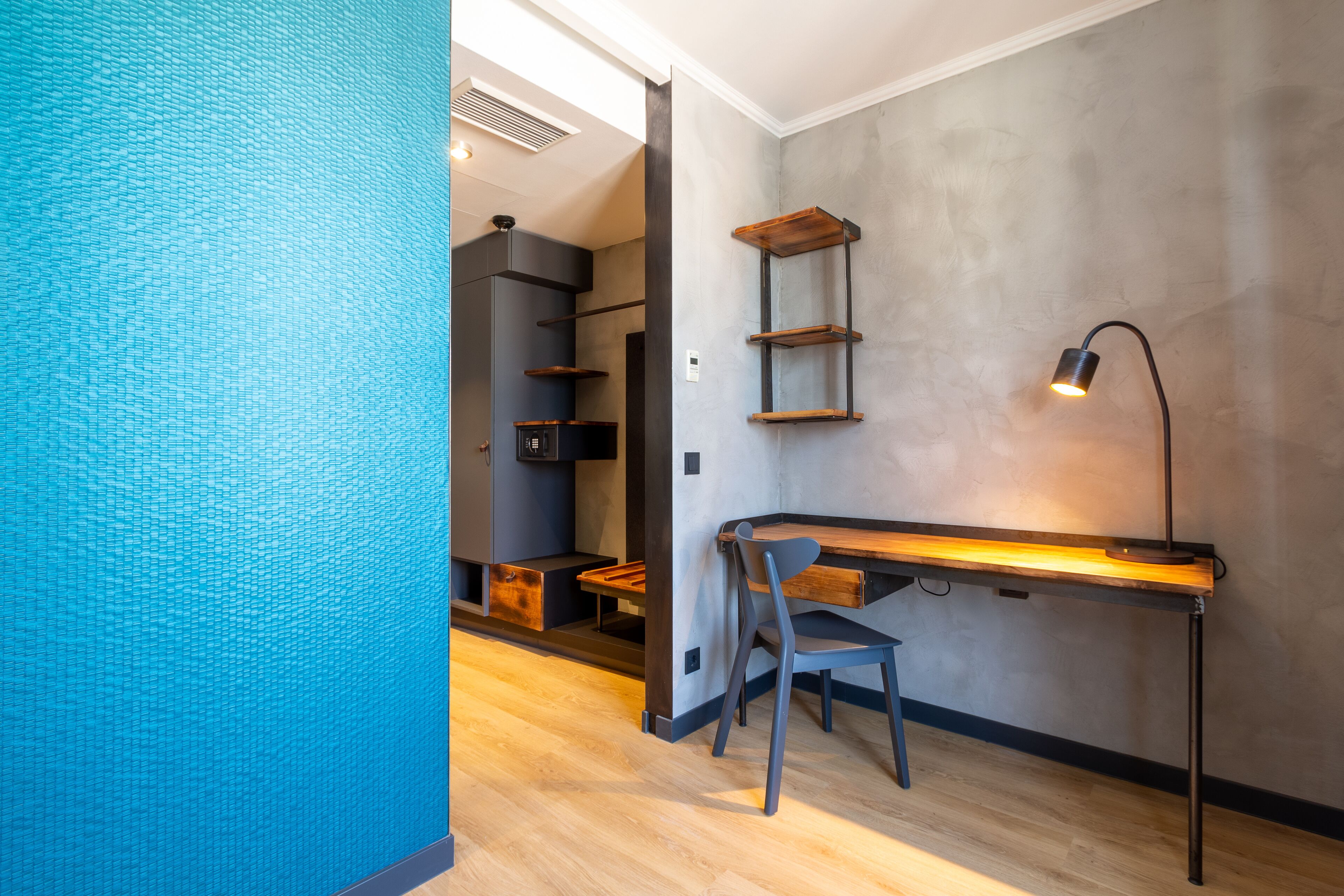 deluxe studio suite | living area | tv