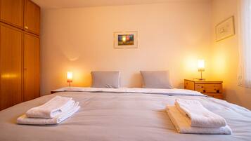1 habitación, tabla de planchar con plancha, wifi gratis y ropa de cama