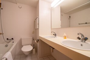 Apartment | Badezimmer | Haartrockner, Handtücher, Toilettenpapier