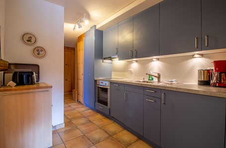 Refrigerador, horno, placa de cocina, lavavajillas