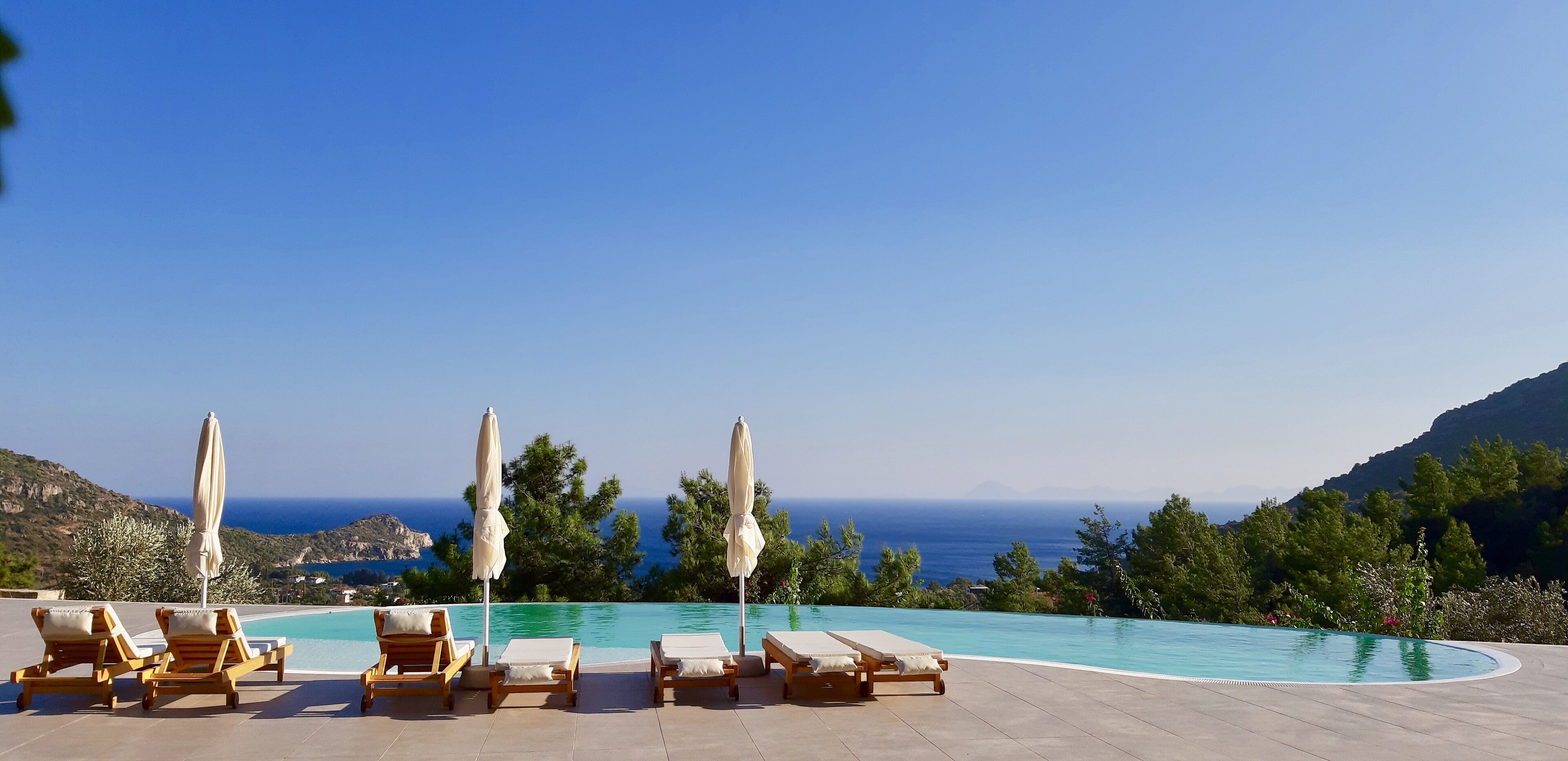 季节性开放的室外游泳池，08:30 至 22:00 开放，池畔遮阳伞，日光浴躺椅