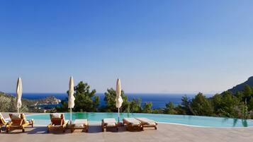 Alberca al aire libre por temporada y sombrillas en la alberca