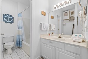 Shower, towels - Quiet 2BR Golf Villa in Sunset Beach. (RP3209) (Sunset Beach)
