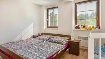 5 bedrooms, travel crib, free WiFi, bed sheets